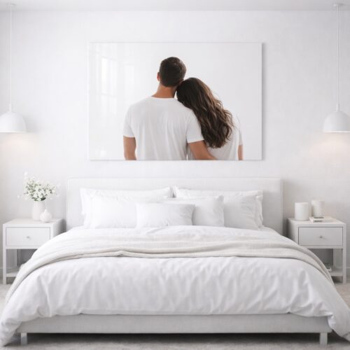 Un tableau en plexi dans une chambre d'adulte